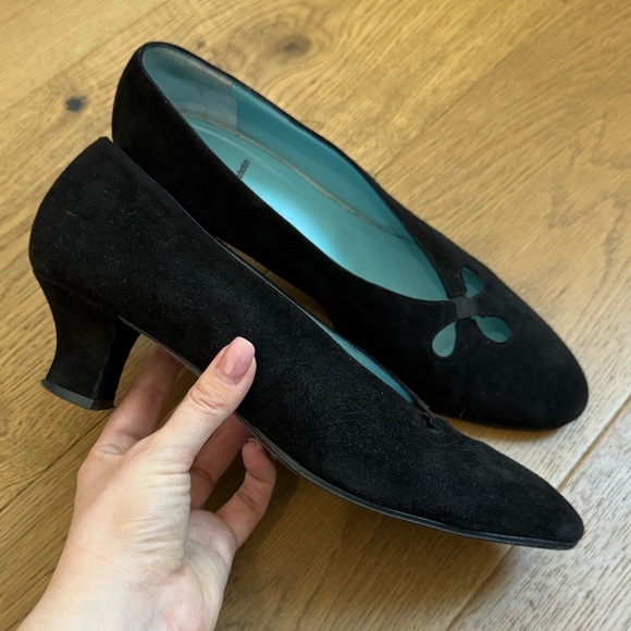 Thierry Rabotin Back Suede “Reno” Cutout Pumps - Size 40 - EUC - Picture 5 of 9